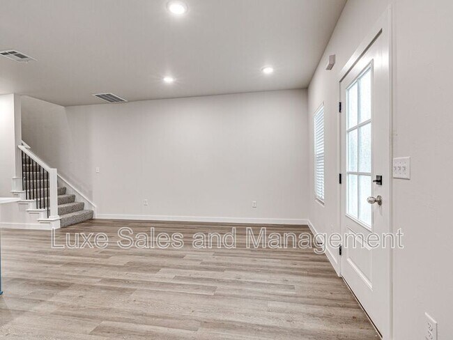 Foto del edificio - 600 W 2nd St