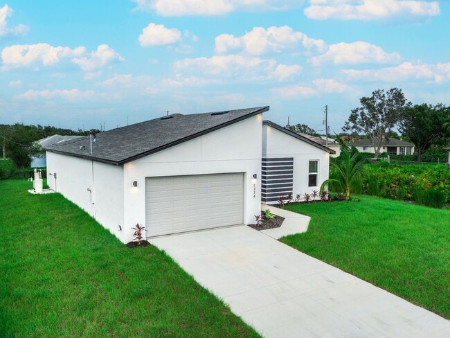 Building Photo - Deposit-Free! Modern, energy efficient hom...