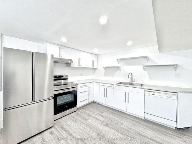 Building Photo - 61 College Cres