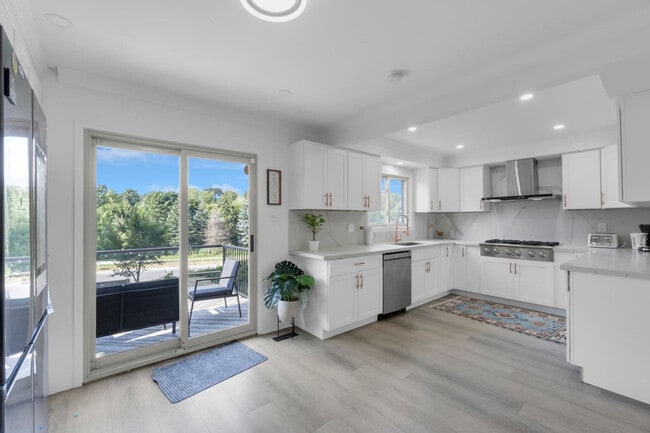 Building Photo - 1963 Roy Ivor Crescent