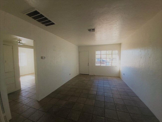 Foto del edificio - NICE AND AFFORDABLE 2 BEDROOM 1 BATH DUPLEX IN PHOENIX