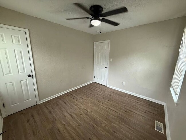 Building Photo - Spacious and Move in Ready