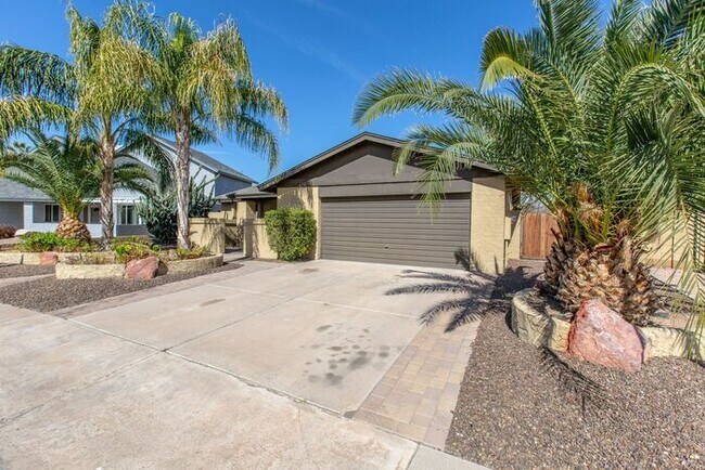 Building Photo - 1406 W Impala Ave