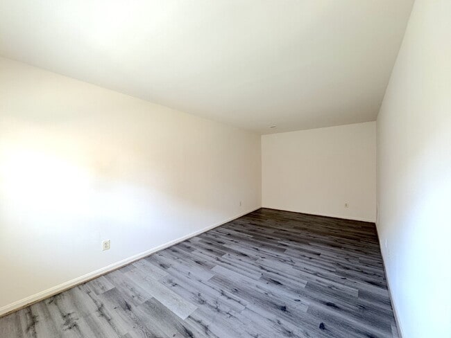Building Photo - Charming & Spacious Two Bedroom One bathroom Unit