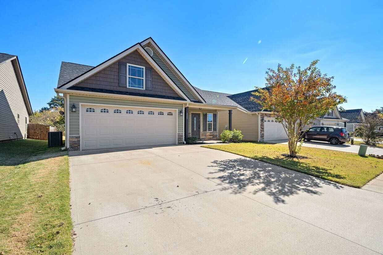 Foto principal - 3 BR, 2 BA, 2 Car Garage. Newer Construction & Pool Access! Your Modern Boiling Springs Home!