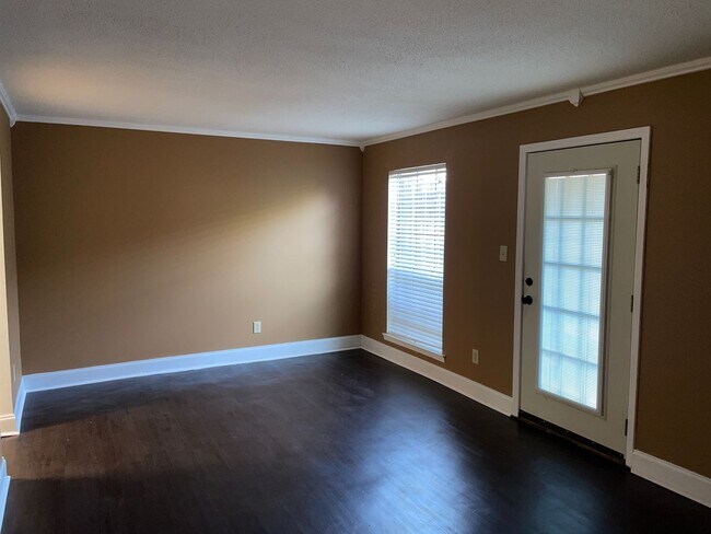 Building Photo - Townhome in Woodmere for Lease