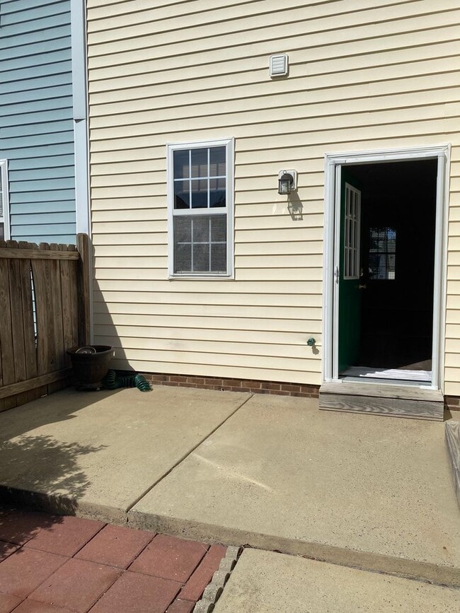 Foto del edificio - 330 Commons Dr