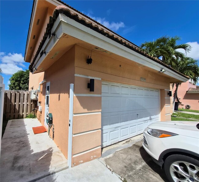 Building Photo - 14300 SW 161st Pl
