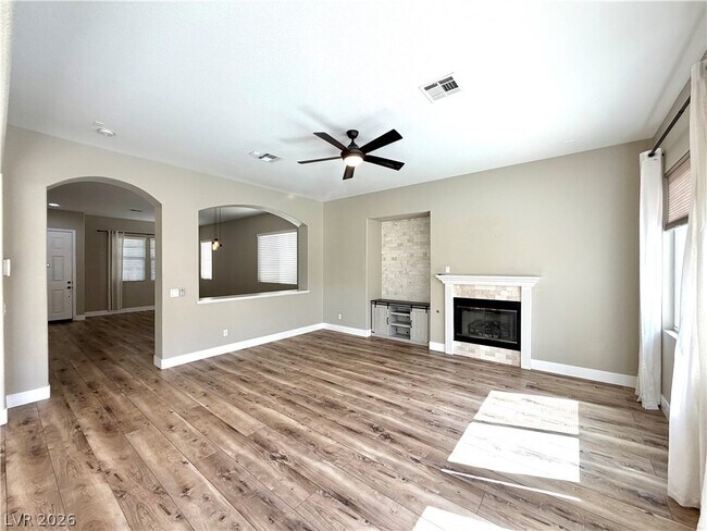 Foto del edificio - 7919 Quiet Canyon St