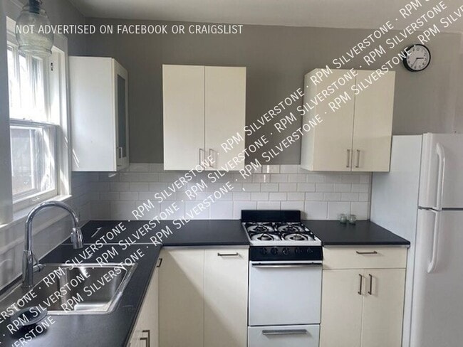 Building Photo - 203 Catalpa Dr