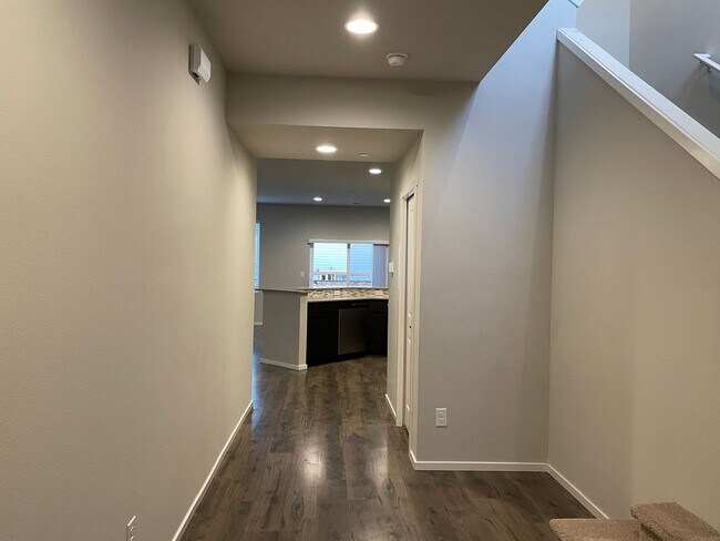 Building Photo - Newer Home Located In A Beautiful Master P...