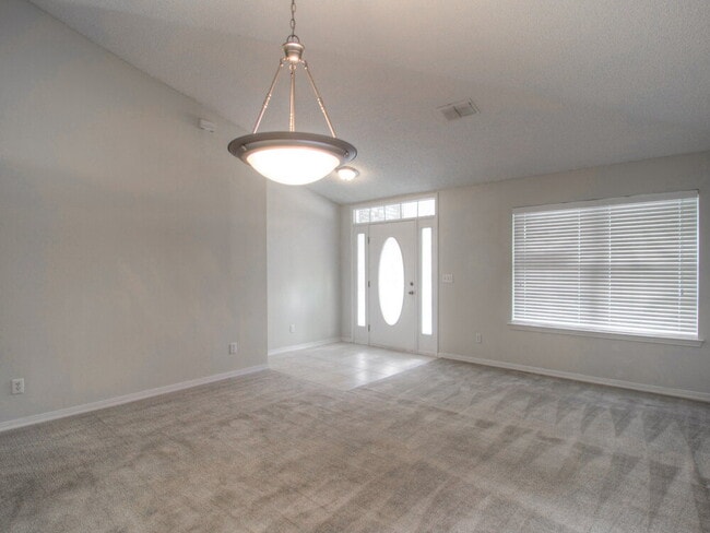 Foto del edificio - 7317 Ironside Dr E