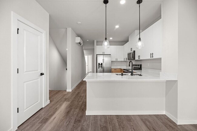 Building Photo - New Luxury Townhomes - Avail March 1st!