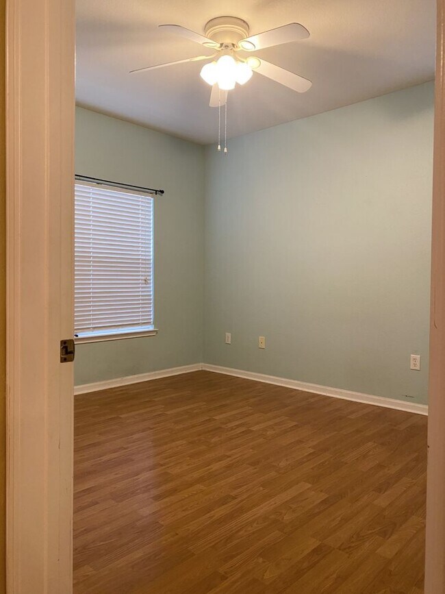 Building Photo - 447 W Longleaf Dr