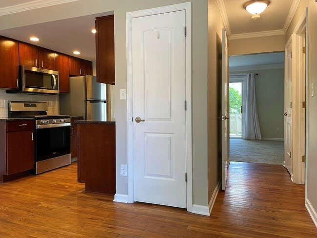 Building Photo - 2575 Olde Hill Ct N
