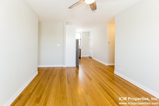 Building Photo - 4537 N Wolcott Ave