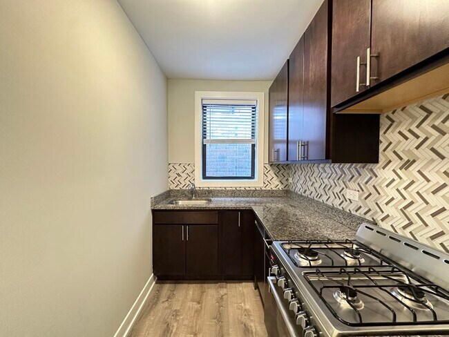 Building Photo - 428 W Belden Ave