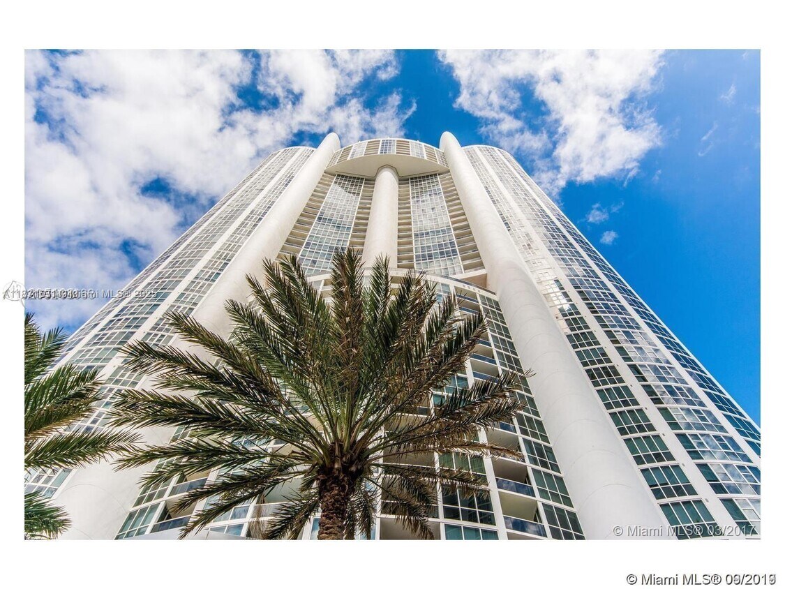 Primary Photo - 18201 Collins Ave