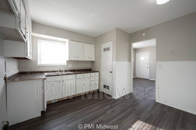 Foto del edificio - 5843 Woodside Dr