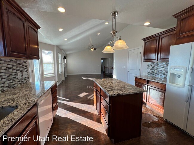 Foto del edificio - 5 br, 3.5 bath House - 390 E Nygreen Street