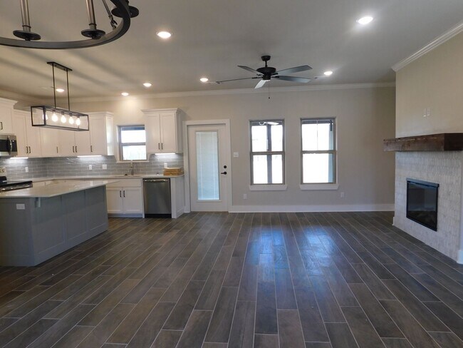 Building Photo - Executive Home for Lease Near Arkansas Col...