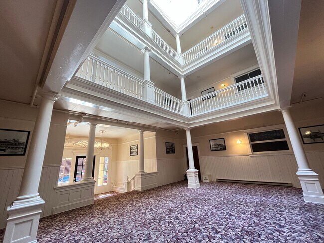 Foto del edificio - Charming 2Bed  1Bath Corner Unit - NW Dist...