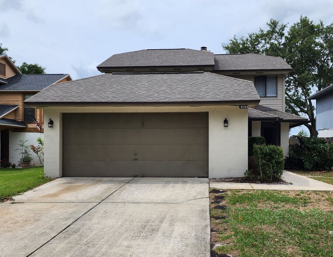 Foto principal - Open Layout; Fenced-in Yard; First Floor B...