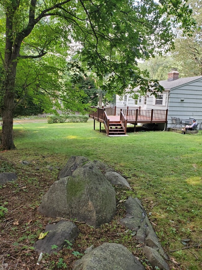 Lovely Property -CT Rocks, Flower Beds - 43 Arnold Ln
