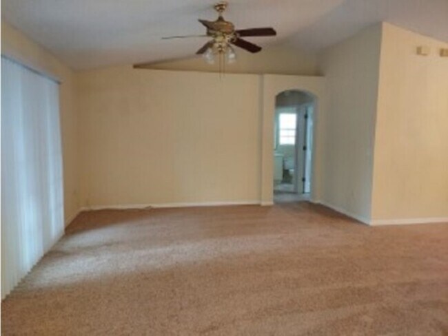 Building Photo - 3 bedrooms 2 baths in Palm Coast