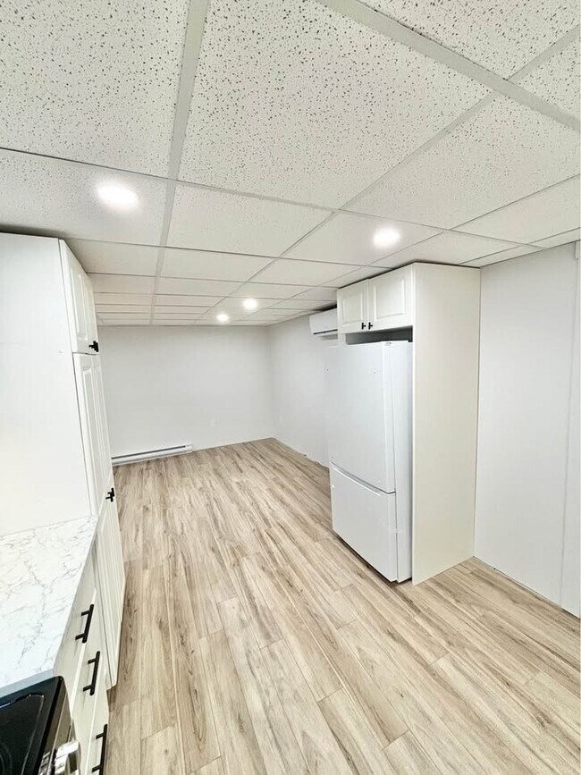 Building Photo - 2 Bed 1 Bath Apartment