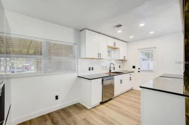 Building Photo - 5205 Chenault Ave
