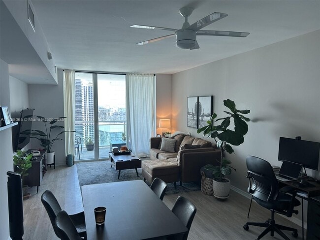 Building Photo - 950 Brickell Bay Dr
