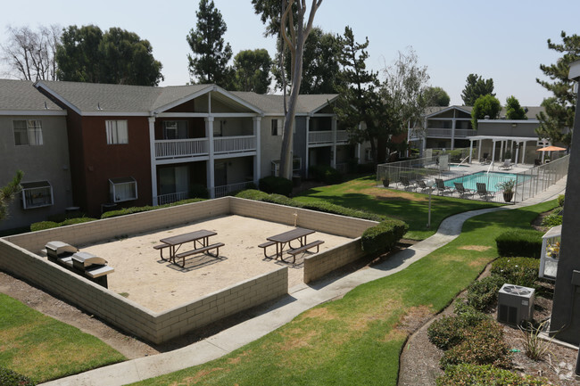 Área de barbacoa - Rancho Vista Townhomes