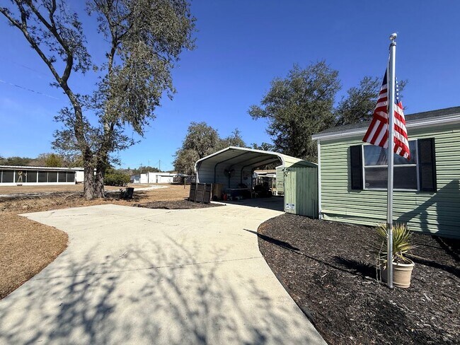 Foto del edificio - Super Cute 2/2 on almost half acre!