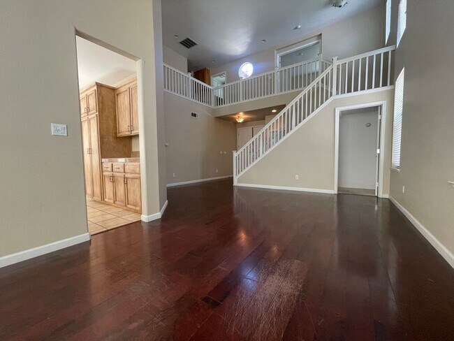 Building Photo - Beautiful 4bed / 3bath 3,281 SQFT Move in ...