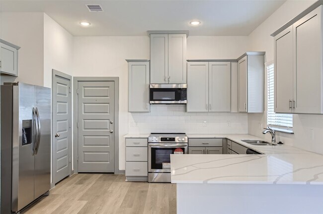 Foto del edificio - 33106 Oak Hts Pl
