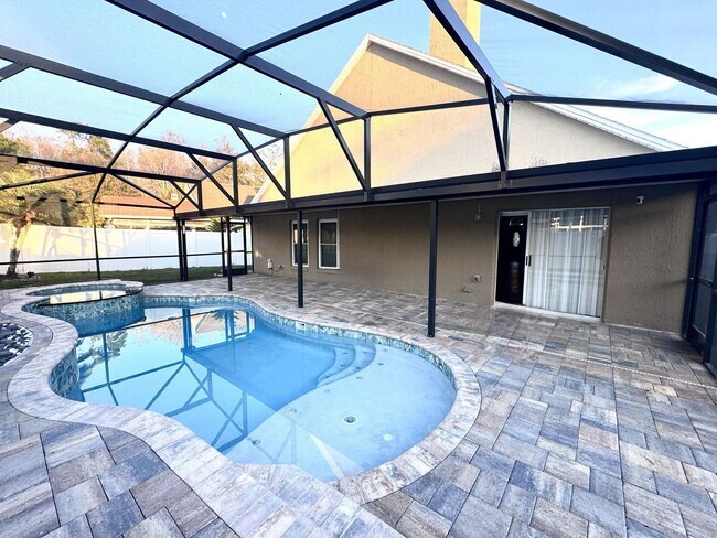 Foto del edificio - 4 bedroom, 2 bathroom home located in Stoneybrook