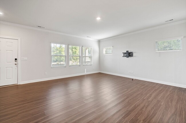 Foto del edificio - Beautiful 5 Bedroom 3 full baths smart hom...