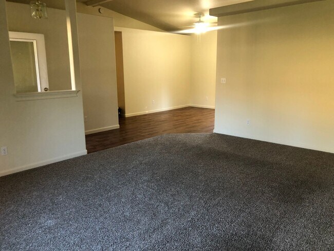 Foto del edificio - 1543 Lakeside Dr
