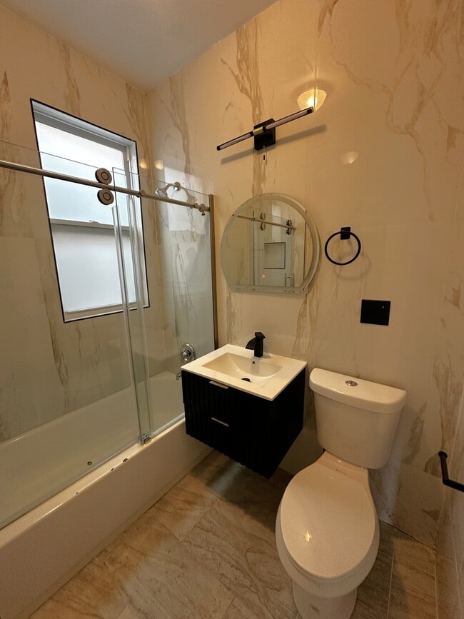 Building Photo - 1911 S Ridgeway Ave