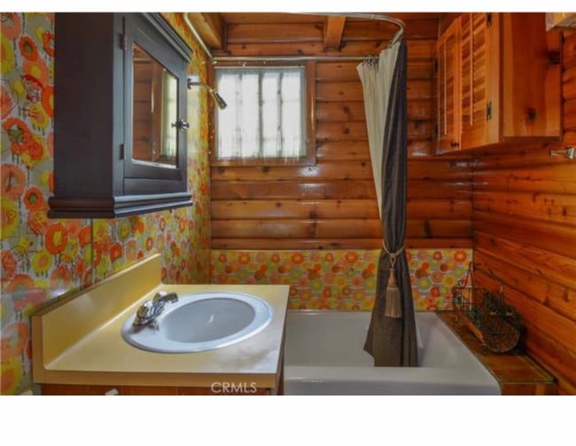 Building Photo - 527 Valley Dr