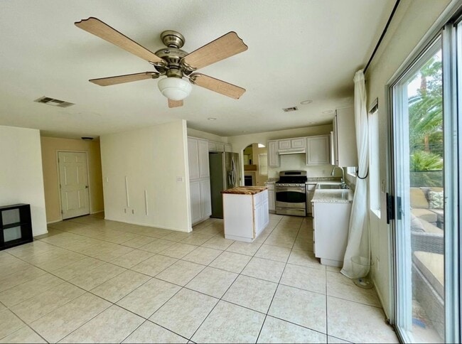 Building Photo - 250 Camelback Ridge Ave