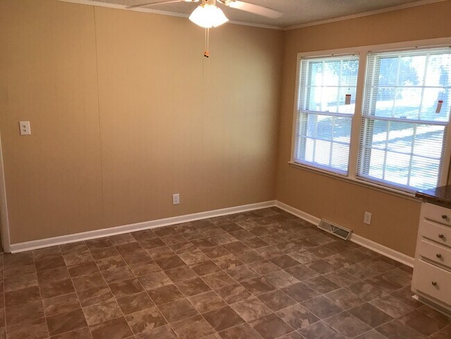 Building Photo - Cute Ranch Home!