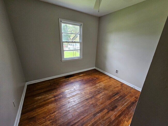 Building Photo - Nice Home with Fenced Yard