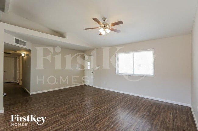 Building Photo - 1007 W 10th St