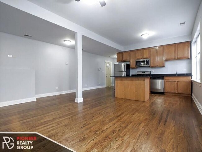 Foto del edificio - 3 bedroom in CHICAGO IL 60626