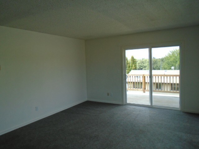 Building Photo - Pet Friendly duplex