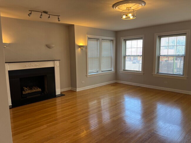 Living Room - 7532 N Damen Ave