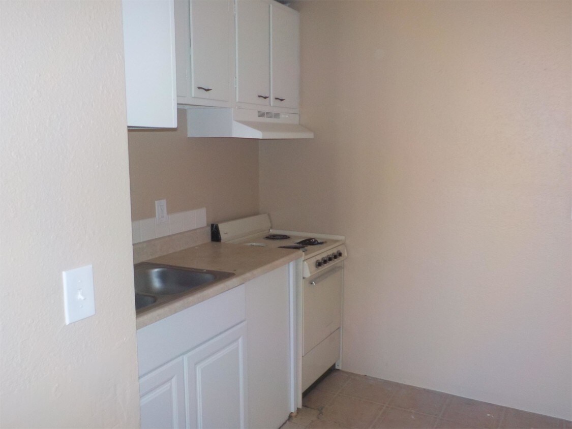 Primary Photo - 2411 S 6th Ave