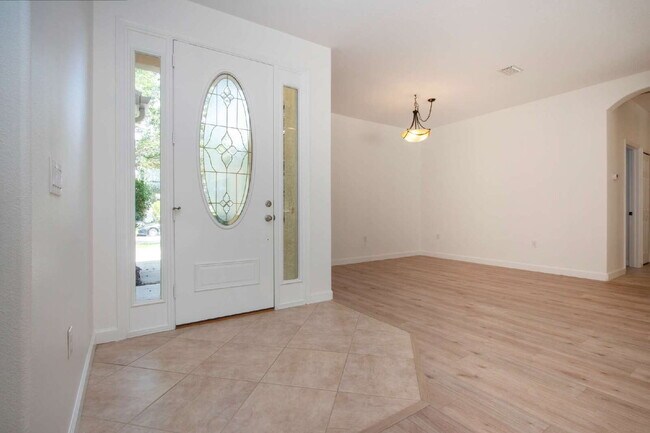 Building Photo - Luxurious Lakefront Living: Spacious 4-Bedroom Home with Pool and Guest Suite in Lakewood Ranch